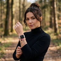 Charms en perles fleurs et smiley pour bracelet Apple Watch modèle 1 smiley rose portés par une femme, look streetwear en Belgique | CHT'M Boutique