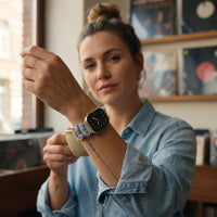 Charms en perles fleurs et smiley pour bracelet Apple Watch modèle 2 fleurs bleues portés par une femme, look streetwear en Belgique | CHT'M Boutique
