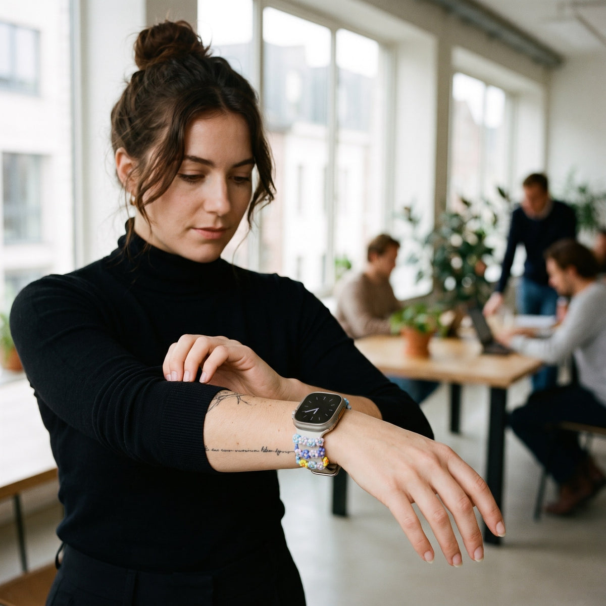 Charms en perles fleurs et smiley pour bracelet Apple Watch modèle 2 fleurs bleues portés par une femme, look streetwear en Belgique | CHT'M Boutique
