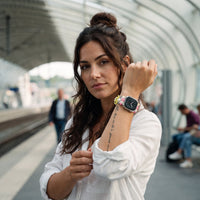 Charms en perles fleurs et smiley pour bracelet Apple Watch modèle 5 jaune et noir portés par une femme, look streetwear en Belgique | CHT'M Boutique