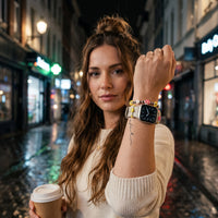 Charms en perles fleurs et smiley pour bracelet Apple Watch modèle 5 jaune et noir portés par une femme, look streetwear en Belgique | CHT'M Boutique