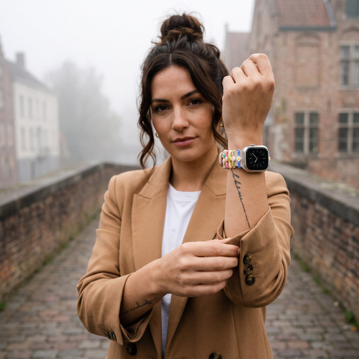 Charms en perles fleurs et smiley pour bracelet Apple Watch modèle 6 cœurs et smiley portés par une femme, look streetwear en Belgique | CHT'M Boutique