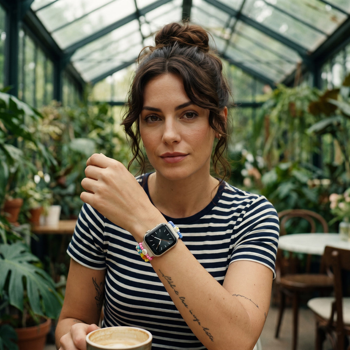 Charms en perles fleurs et smiley pour bracelet Apple Watch modèle 6 cœurs et smiley portés par une femme, look streetwear en Belgique | CHT'M Boutique