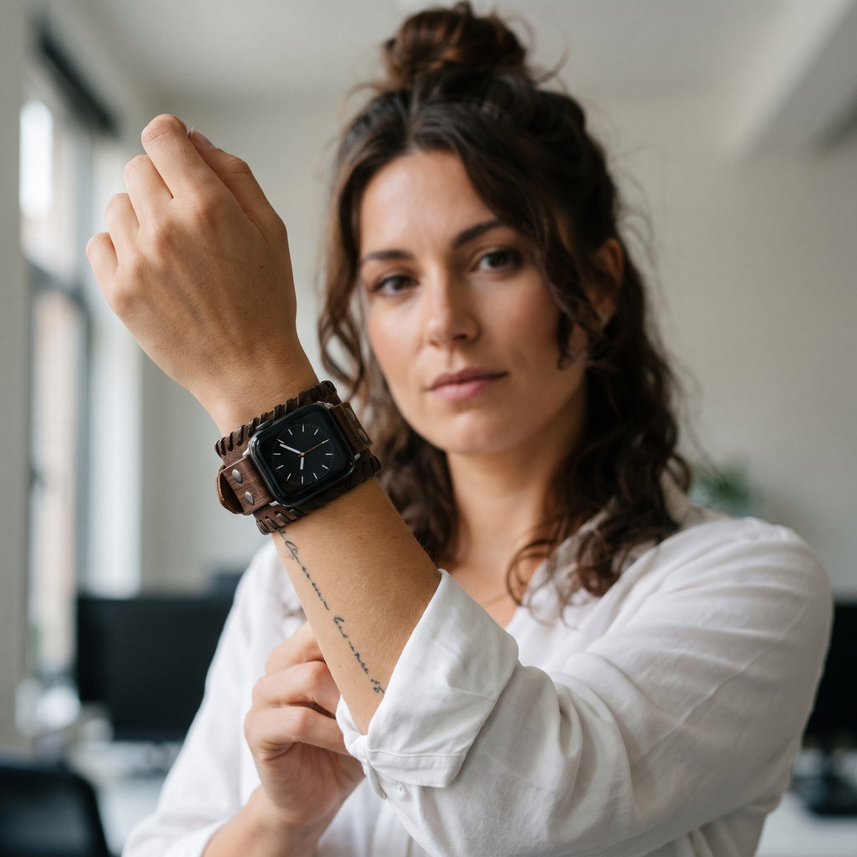 Bracelet Apple Watch manchette en cuir style punk brun vieilli porté par une femme, look streetwear en Belgique | CHT'M Boutique