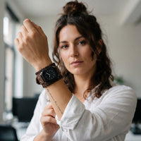 Bracelet Apple Watch manchette en cuir style punk brun vieilli porté par une femme, look streetwear en Belgique | CHT'M Boutique