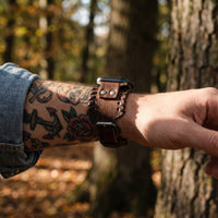 Bracelet Apple Watch manchette en cuir style punk brun vieilli porté au poignet, vue de côté | CHT'M Boutique