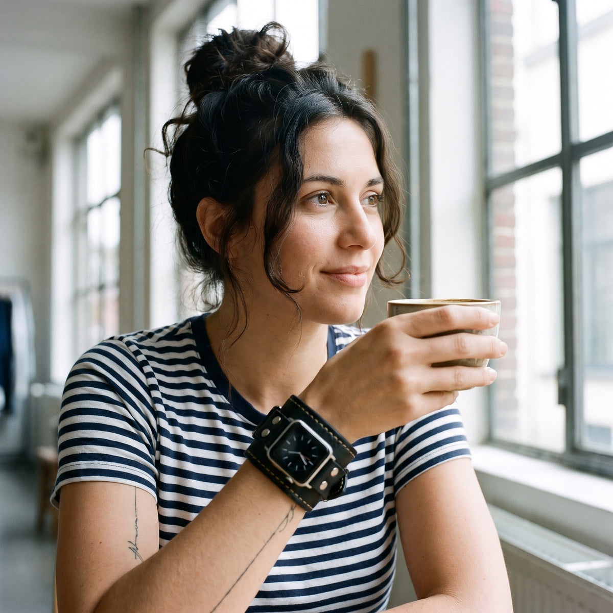 Bracelet Apple Watch manchette en cuir style punk noir porté par une femme, look streetwear en Belgique | CHT'M Boutique