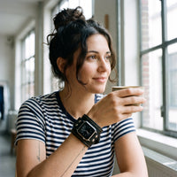 Bracelet Apple Watch manchette en cuir style punk noir porté par une femme, look streetwear en Belgique | CHT'M Boutique
