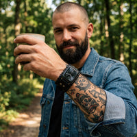 Bracelet Apple Watch manchette en cuir style punk noir porté par un homme, look streetwear en Belgique | CHT'M Boutique