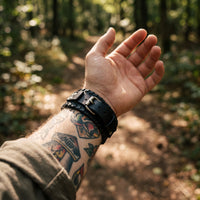 Bracelet Apple Watch manchette en cuir style punk noir porté au poignet, vue du bracelet et du fermoir | CHT'M Boutique
