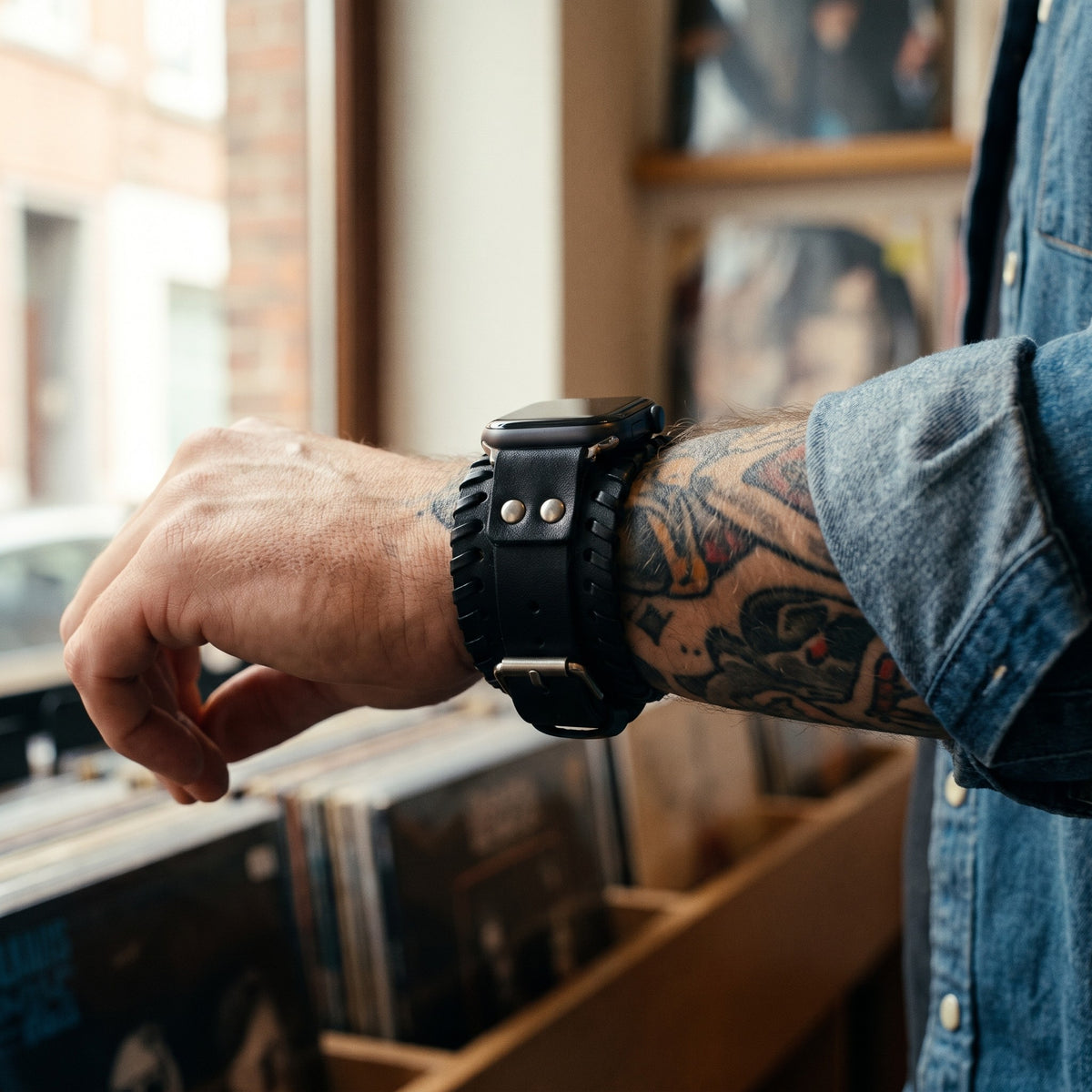 Bracelet Apple Watch manchette en cuir style punk noir porté au poignet, vue de côté | CHT'M Boutique