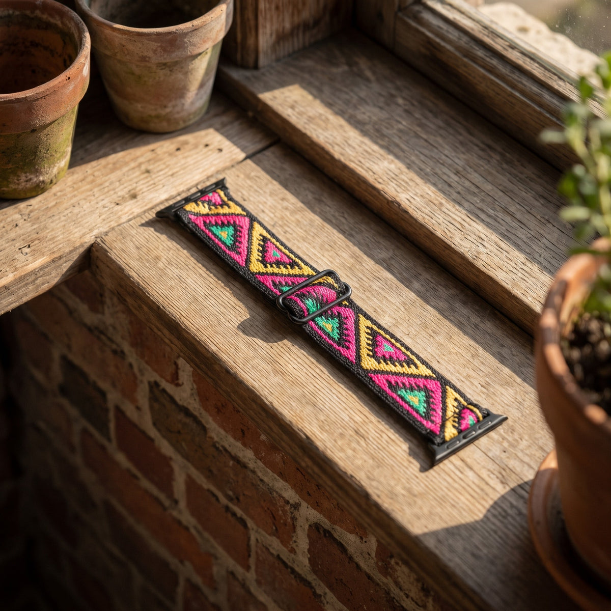 Bracelet Apple Watch élastique tissé à motifs aztèque rose en mise en scène, vue détaillée du bracelet | CHT'M Boutique