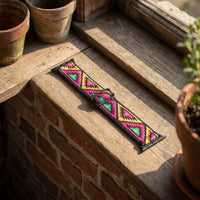 Bracelet Apple Watch élastique tissé à motifs aztèque rose en mise en scène, vue détaillée du bracelet | CHT'M Boutique