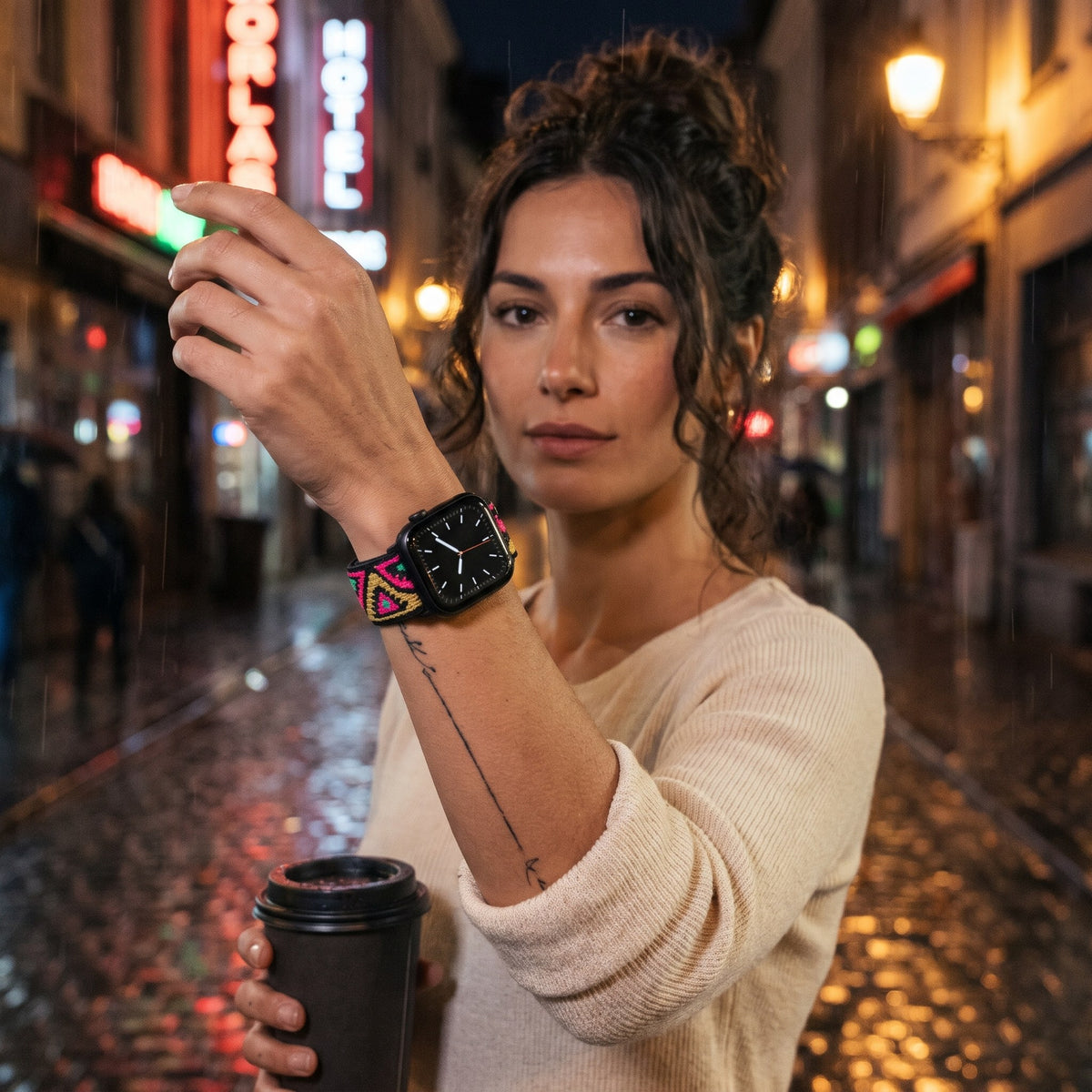 Bracelet Apple Watch élastique tissé à motifs aztèque rose porté par une femme, look streetwear en Belgique | CHT'M Boutique