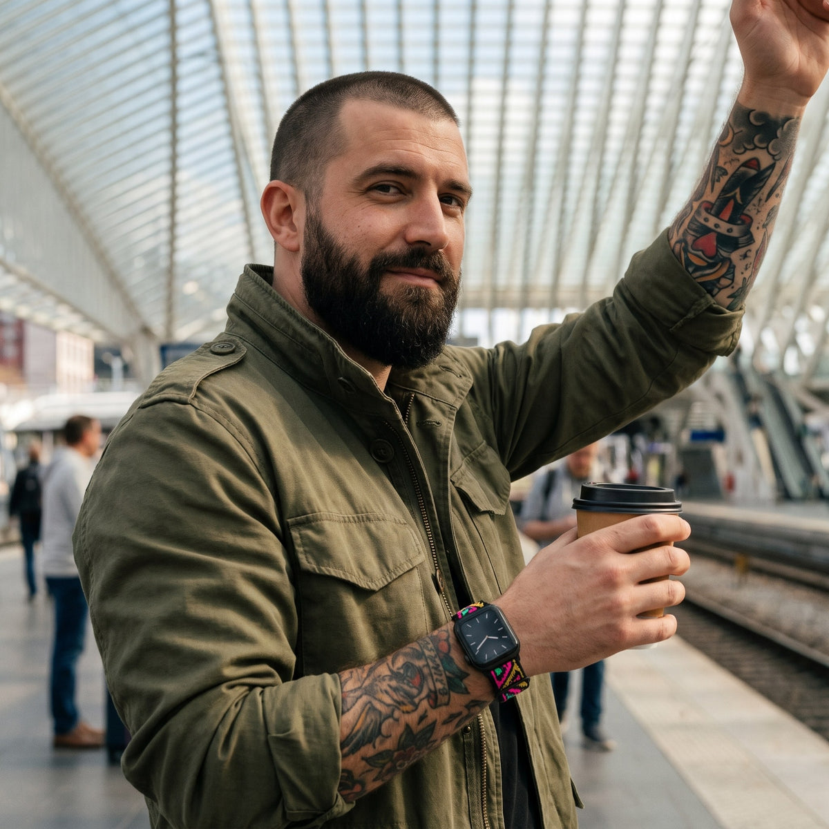 Bracelet Apple Watch élastique tissé à motifs aztèque rose porté par un homme, look streetwear en Belgique | CHT'M Boutique