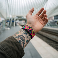 Bracelet Apple Watch élastique tissé à motifs aztèque rose porté au poignet, vue du bracelet et du fermoir | CHT'M Boutique