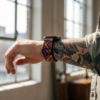 Bracelet Apple Watch élastique tissé à motifs aztèque rose porté au poignet, vue de côté | CHT'M Boutique