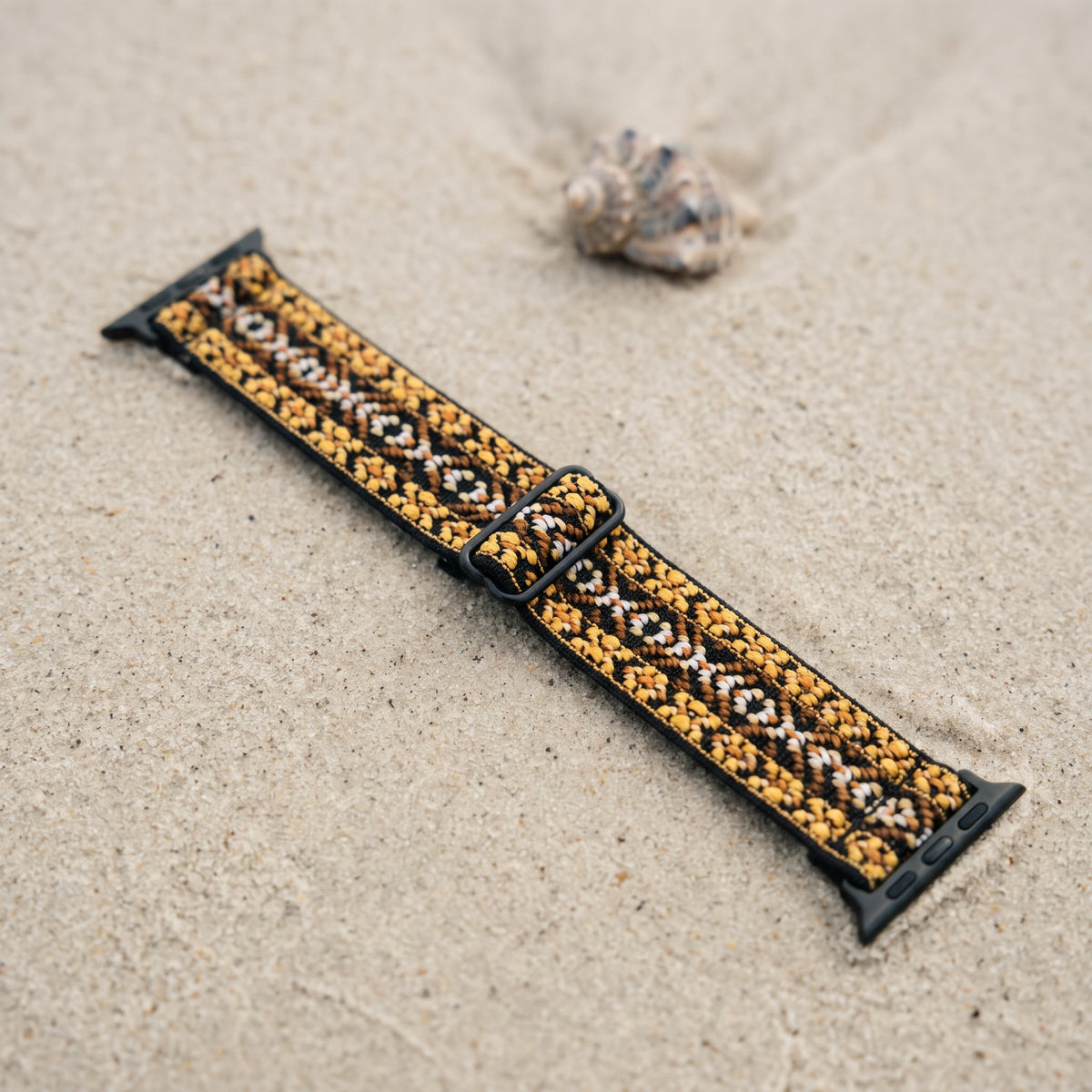 Bracelet Apple Watch élastique tissé à motifs ethnique jaune en mise en scène, vue détaillée du bracelet | CHT'M Boutique