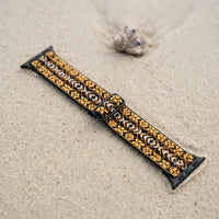Bracelet Apple Watch élastique tissé à motifs ethnique jaune en mise en scène, vue détaillée du bracelet | CHT'M Boutique
