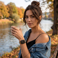 Bracelet Apple Watch élastique tissé à motifs ethnique jaune porté par une femme, look streetwear en Belgique | CHT'M Boutique