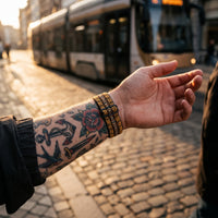 Bracelet Apple Watch élastique tissé à motifs ethnique jaune porté au poignet, vue du bracelet et du fermoir | CHT'M Boutique