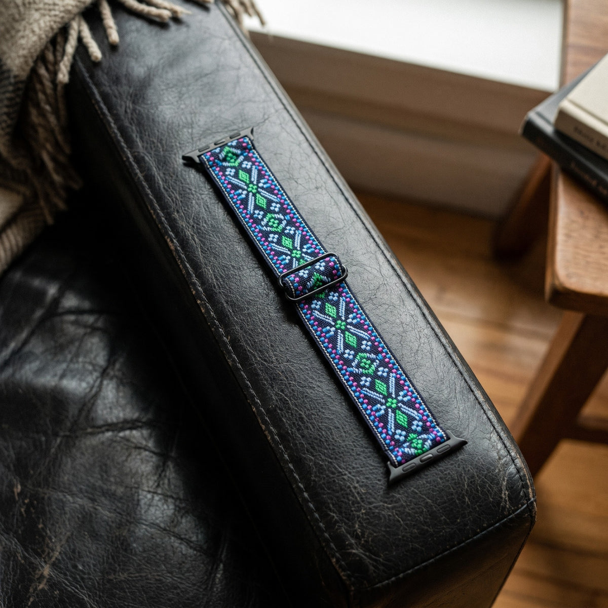 Bracelet Apple Watch élastique tissé à motifs ethnique turquoise en mise en scène, vue détaillée du bracelet | CHT'M Boutique