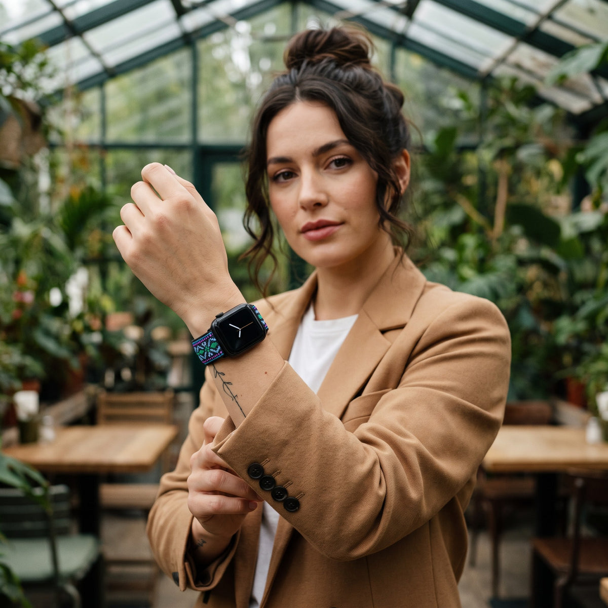 Bracelet Apple Watch élastique tissé à motifs ethnique turquoise porté par une femme, look streetwear en Belgique | CHT'M Boutique