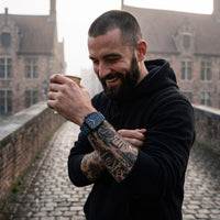 Bracelet Apple Watch élastique tissé à motifs ethnique turquoise porté par un homme, look streetwear en Belgique | CHT'M Boutique