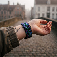 Bracelet Apple Watch élastique tissé à motifs ethnique turquoise porté au poignet, vue du bracelet et du fermoir | CHT'M Boutique