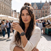 Bracelet Apple Watch élastique tissé à motifs ethnique violet porté par une femme, look streetwear en Belgique | CHT'M Boutique