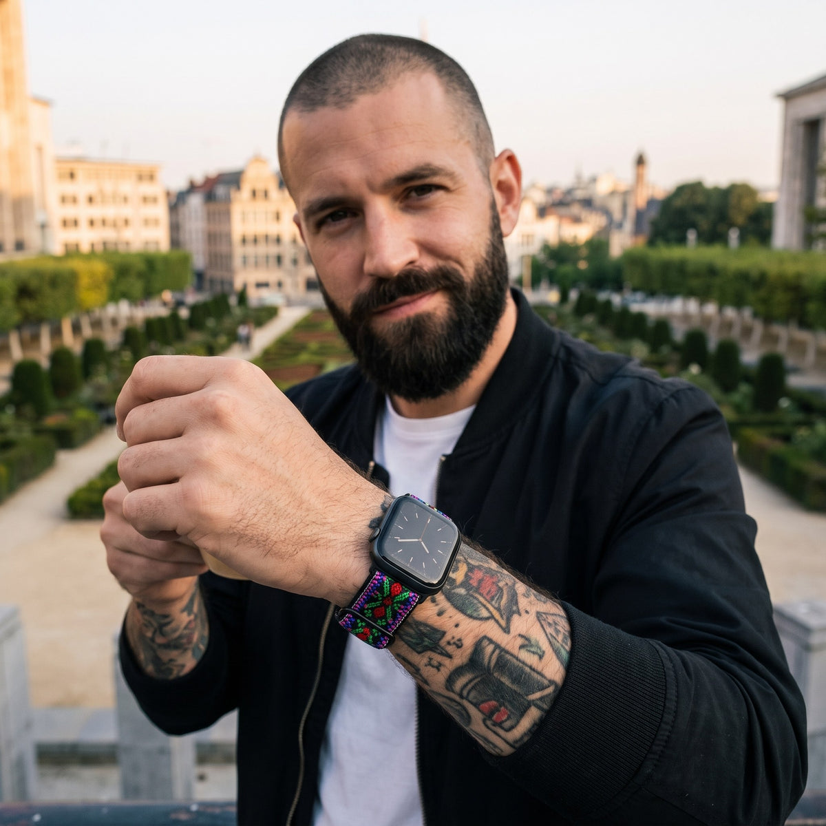 Bracelet Apple Watch élastique tissé à motifs ethnique violet porté par un homme, look streetwear en Belgique | CHT'M Boutique