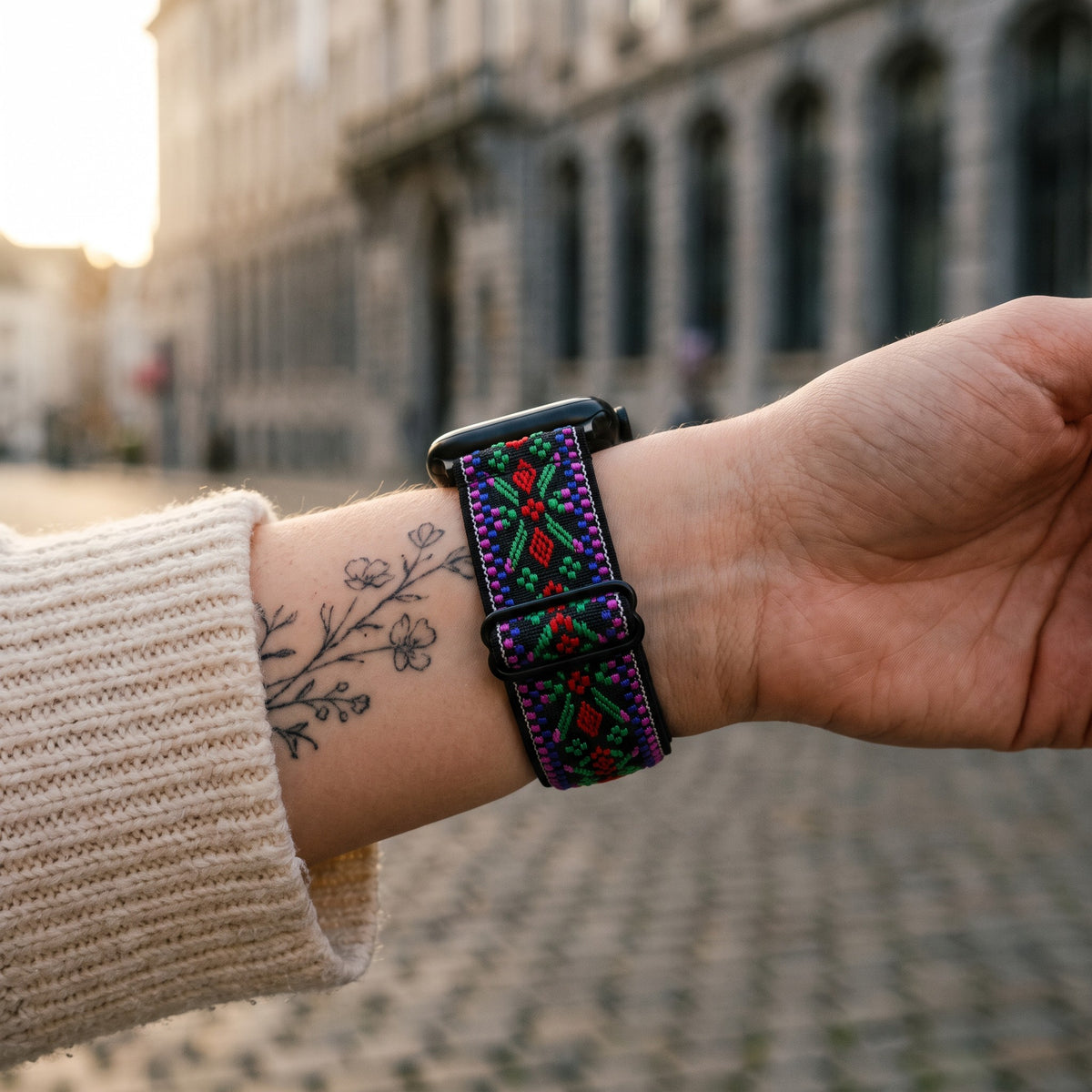 Bracelet Apple Watch élastique tissé à motifs ethnique violet porté au poignet, vue du bracelet et du fermoir | CHT'M Boutique
