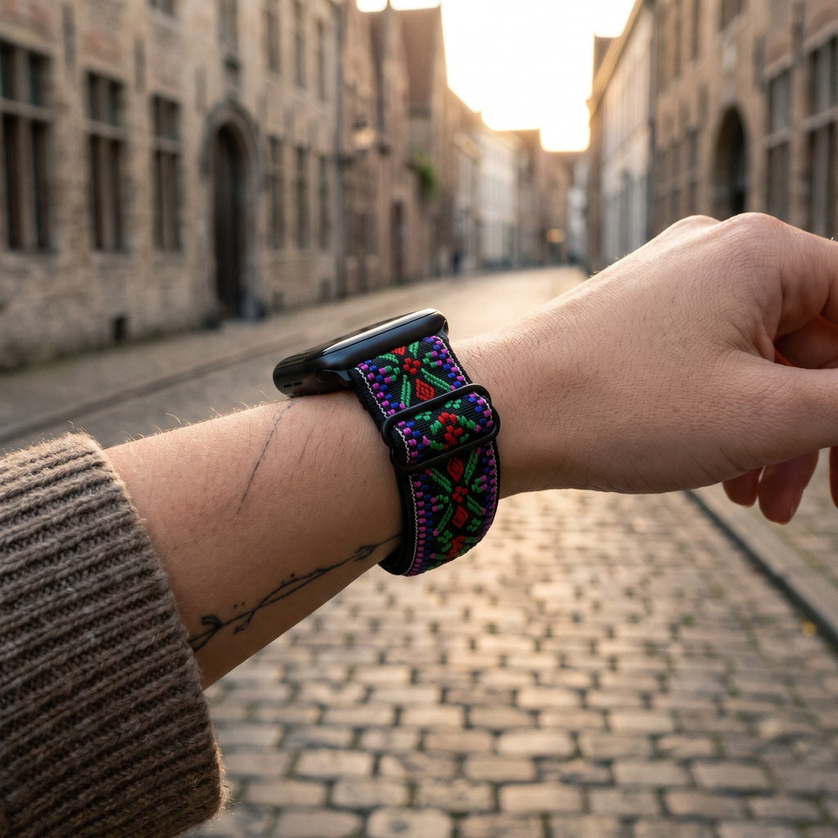 Bracelet Apple Watch élastique tissé à motifs ethnique violet porté au poignet, vue de côté | CHT'M Boutique