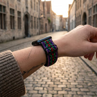 Bracelet Apple Watch élastique tissé à motifs ethnique violet porté au poignet, vue de côté | CHT'M Boutique
