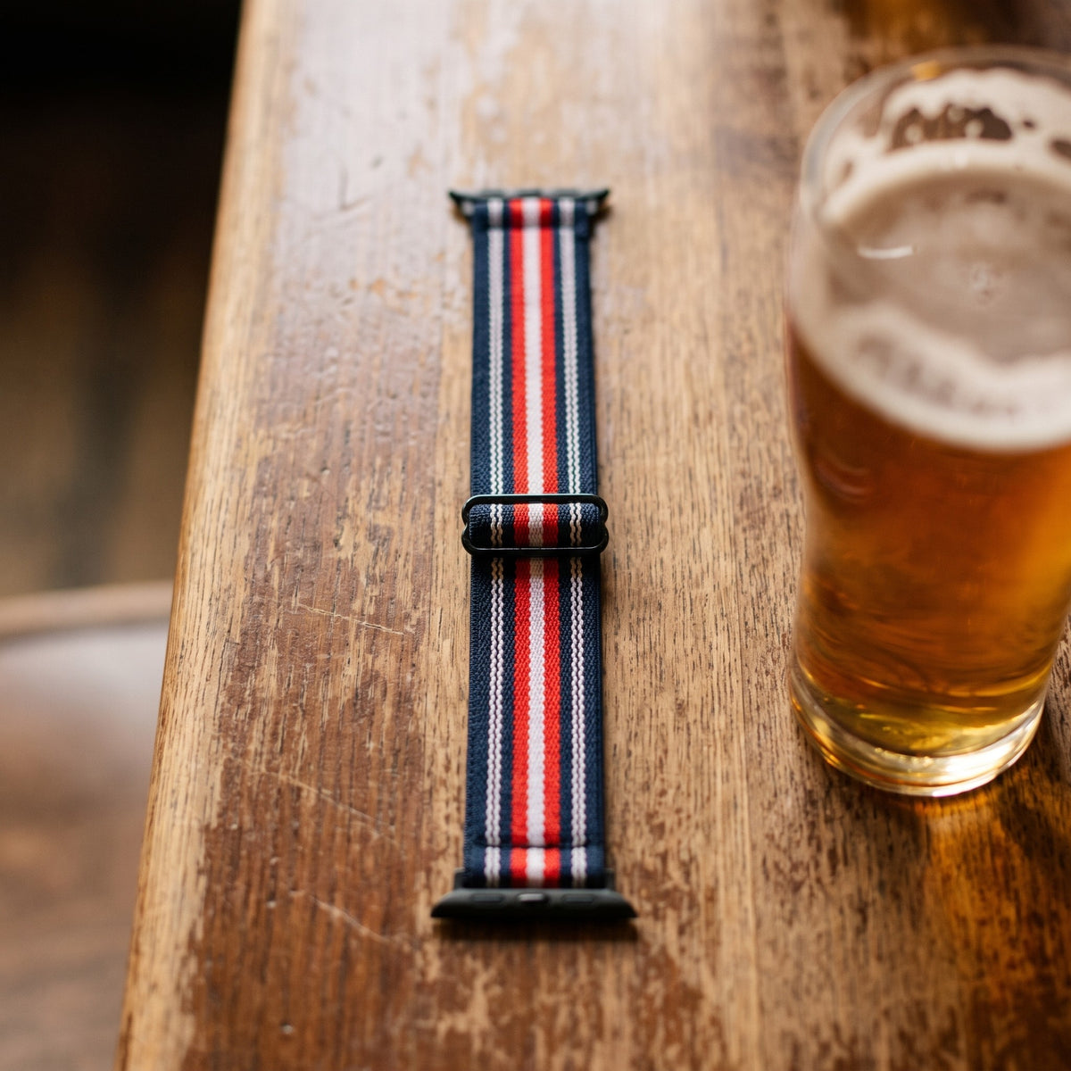 Bracelet Apple Watch élastique tissé à motifs marine rayé rouge en mise en scène, vue détaillée du bracelet | CHT'M Boutique