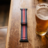 Bracelet Apple Watch élastique tissé à motifs marine rayé rouge en mise en scène, vue détaillée du bracelet | CHT'M Boutique