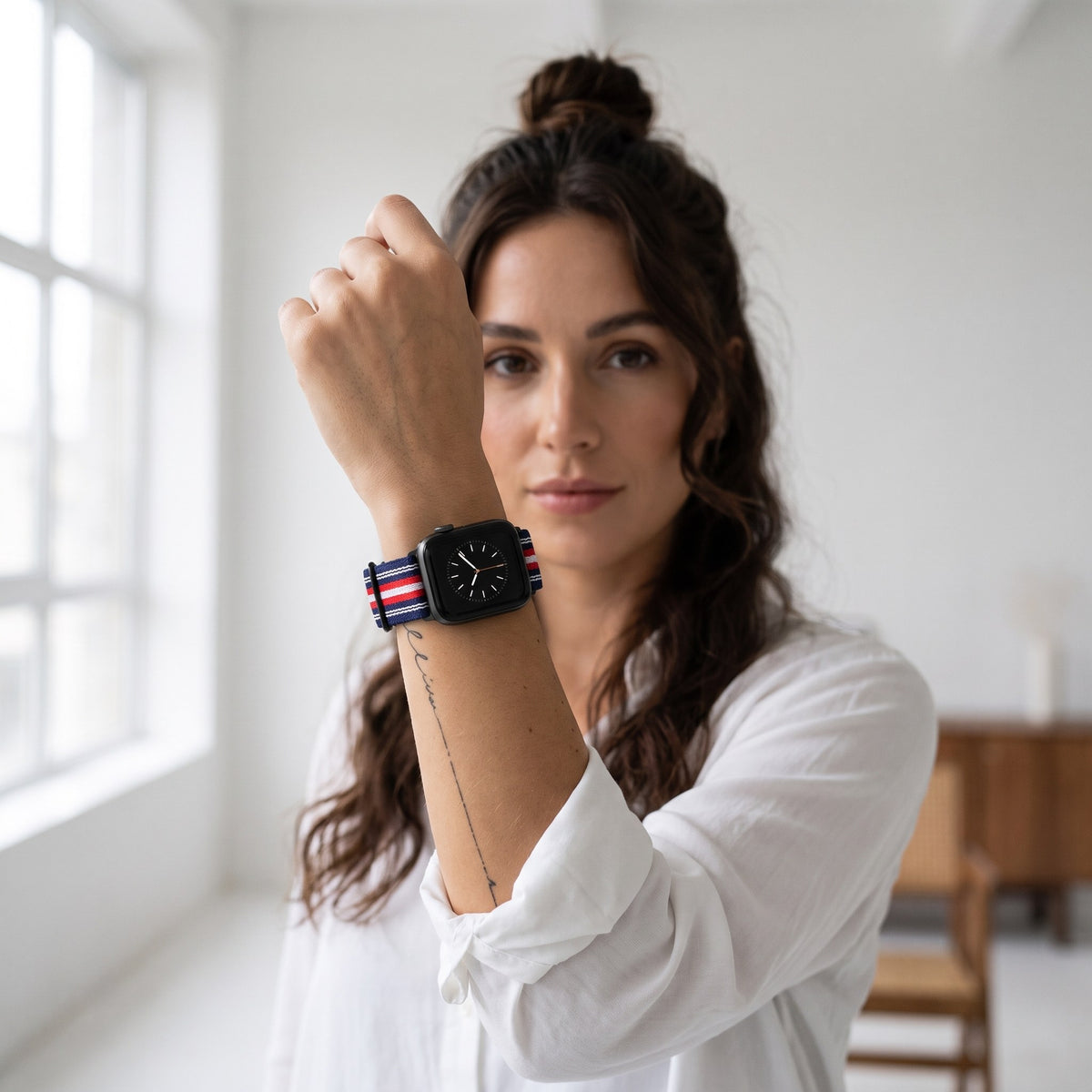 Bracelet Apple Watch élastique tissé à motifs marine rayé rouge porté par une femme, look streetwear en Belgique | CHT'M Boutique