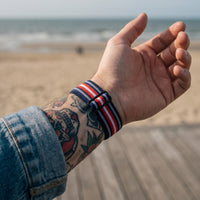 Bracelet Apple Watch élastique tissé à motifs marine rayé rouge porté au poignet, vue du bracelet et du fermoir | CHT'M Boutique