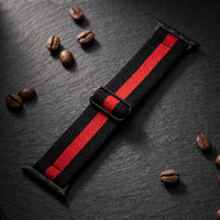 Bracelet Apple Watch élastique tissé à motifs noir et rouge en mise en scène, vue détaillée du bracelet | CHT'M Boutique