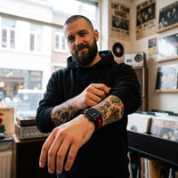 Bracelet Apple Watch élastique tissé à motifs noir et rouge porté par un homme, look streetwear en Belgique | CHT'M Boutique