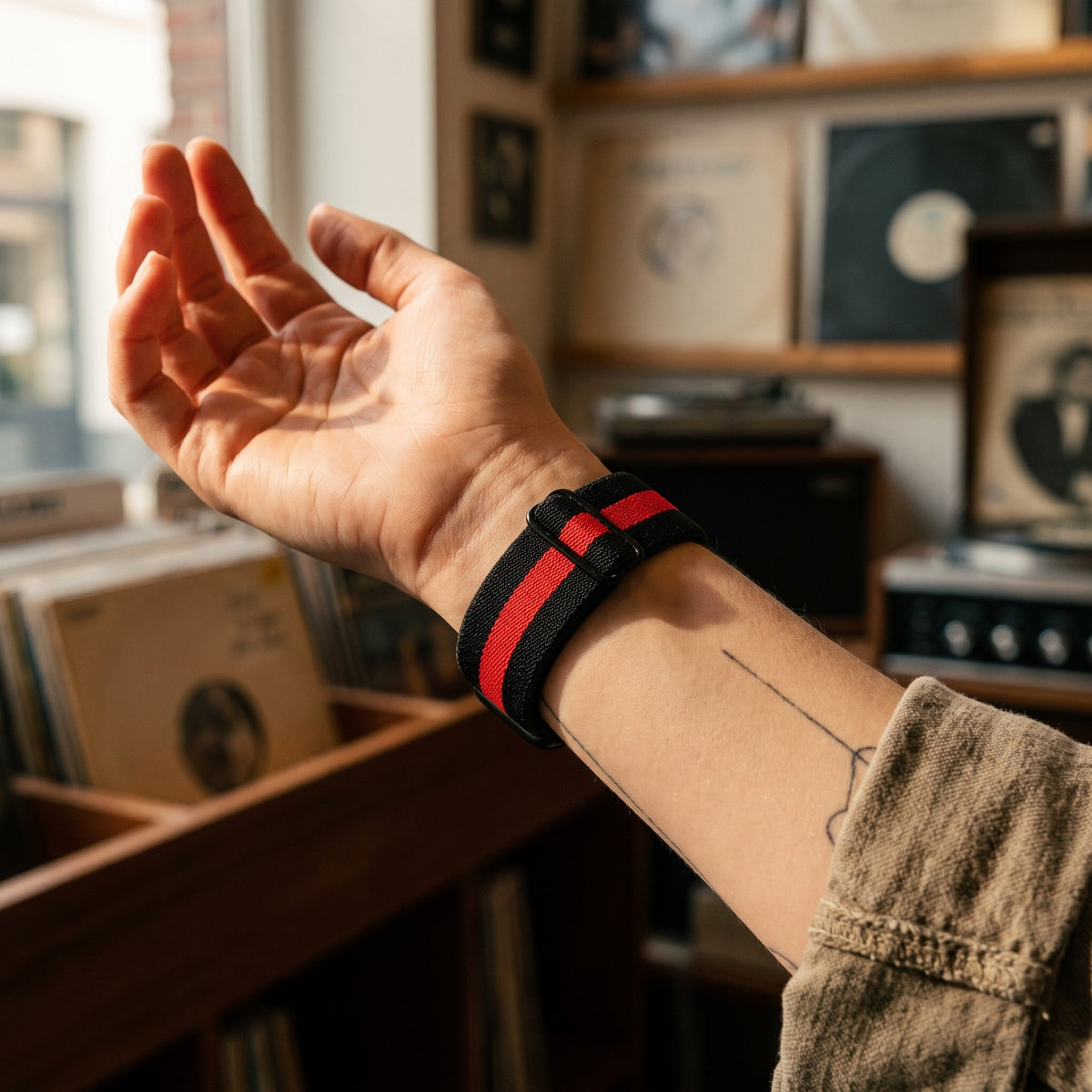 Bracelet Apple Watch élastique tissé à motifs noir et rouge porté au poignet, vue du bracelet et du fermoir | CHT'M Boutique