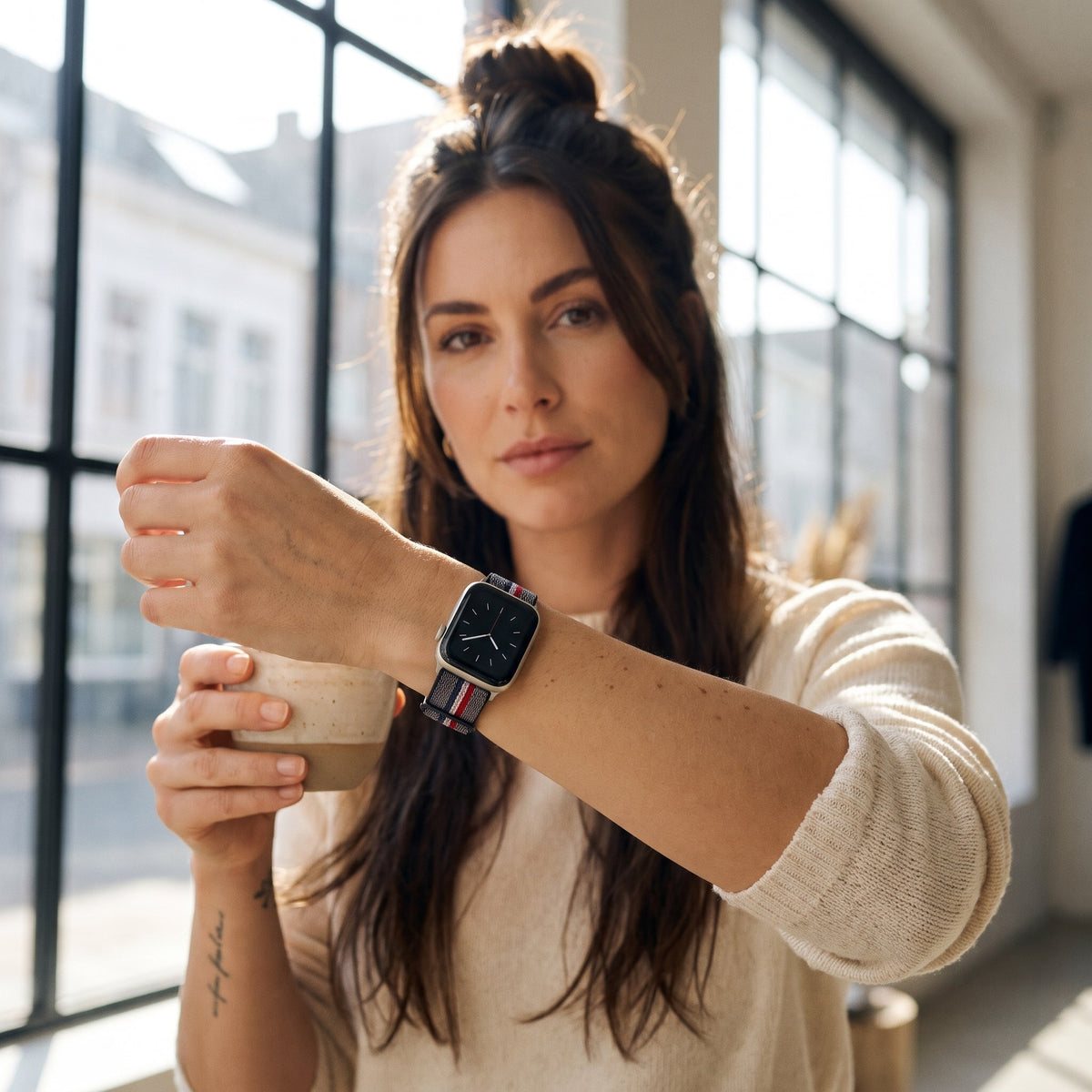 Bracelet Apple Watch élastique tissé à motifs rayures bleu et rouge porté par une femme, look streetwear en Belgique | CHT'M Boutique