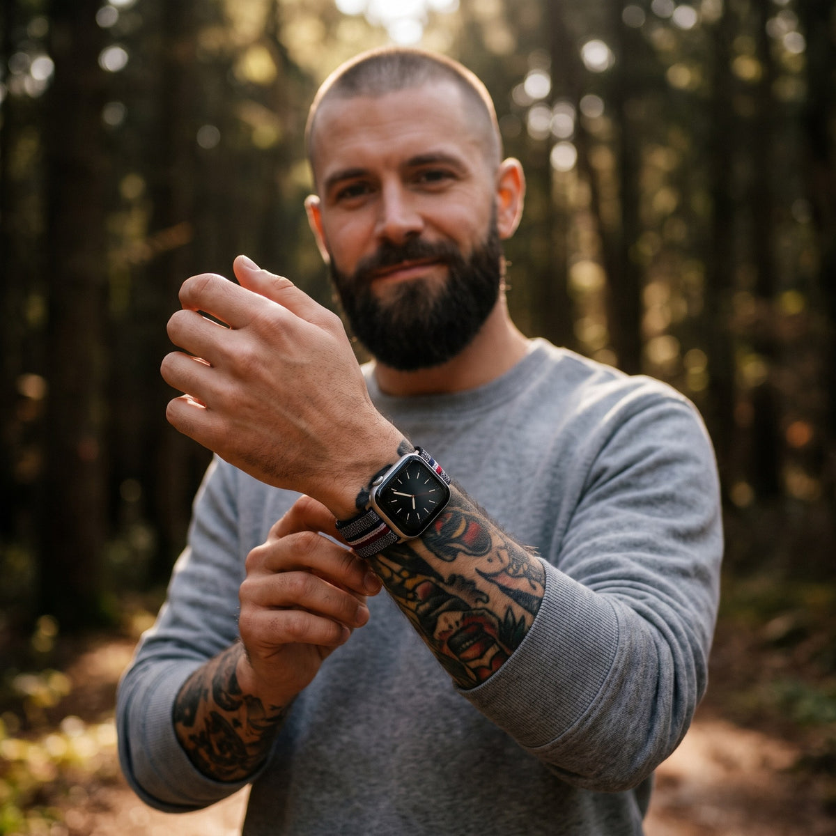 Bracelet Apple Watch élastique tissé à motifs rayures bleu et rouge porté par un homme, look streetwear en Belgique | CHT'M Boutique