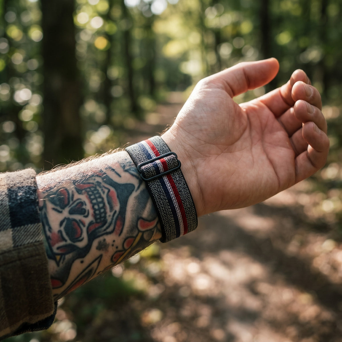 Bracelet Apple Watch élastique tissé à motifs rayures bleu et rouge porté au poignet, vue du bracelet et du fermoir | CHT'M Boutique