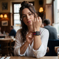 Bracelet Apple Watch élastique tissé à motifs zigzag rouge violet porté par une femme, look streetwear en Belgique | CHT'M Boutique