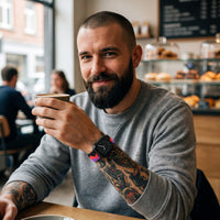 Bracelet Apple Watch élastique tissé à motifs zigzag rouge violet porté par un homme, look streetwear en Belgique | CHT'M Boutique