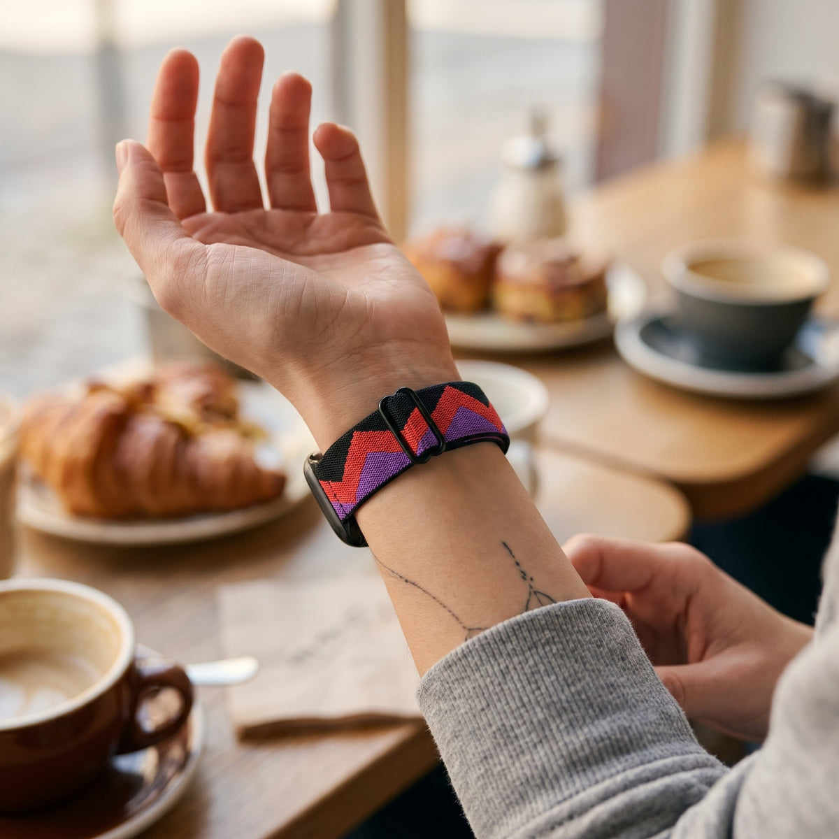 Bracelet Apple Watch élastique tissé à motifs zigzag rouge violet porté au poignet, vue du bracelet et du fermoir | CHT'M Boutique
