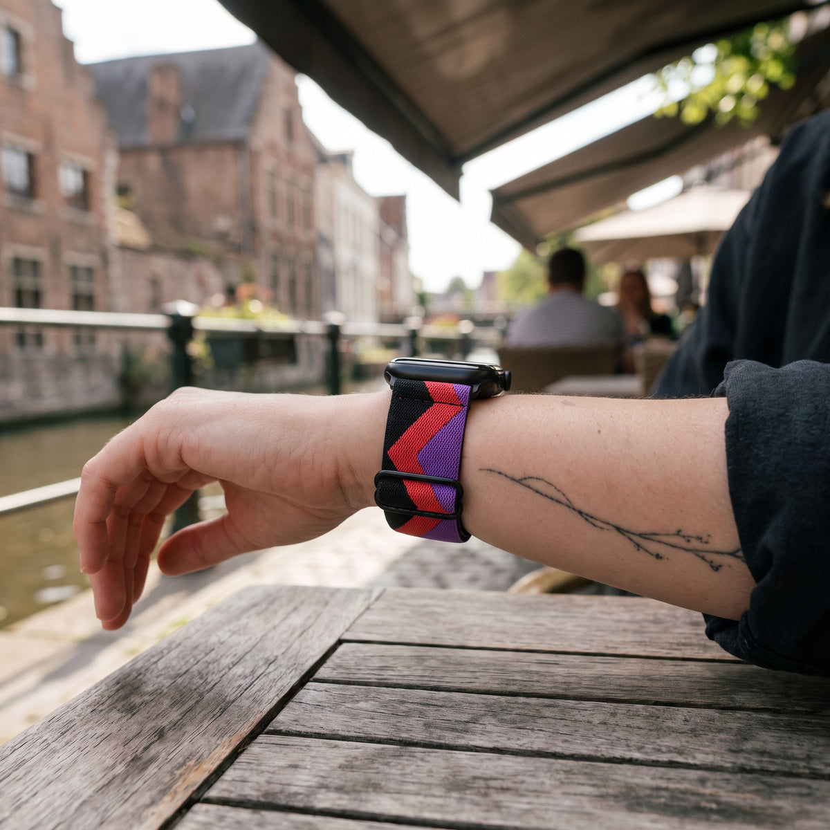 Bracelet Apple Watch élastique tissé à motifs zigzag rouge violet porté au poignet, vue de côté | CHT'M Boutique