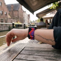 Bracelet Apple Watch élastique tissé à motifs zigzag rouge violet porté au poignet, vue de côté | CHT'M Boutique