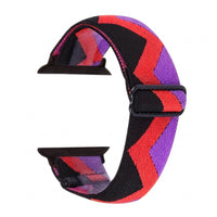 Bracelet Apple Watch élastique tissé à motifs zigzag rouge violet, photo produit studio sur fond blanc | CHT'M Boutique
